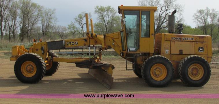 image for item I2627 1988 John Deere 770B articulated motor grader