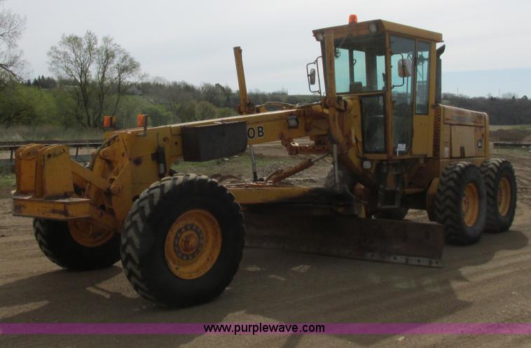 image for item I2627 1988 John Deere 770B articulated motor grader