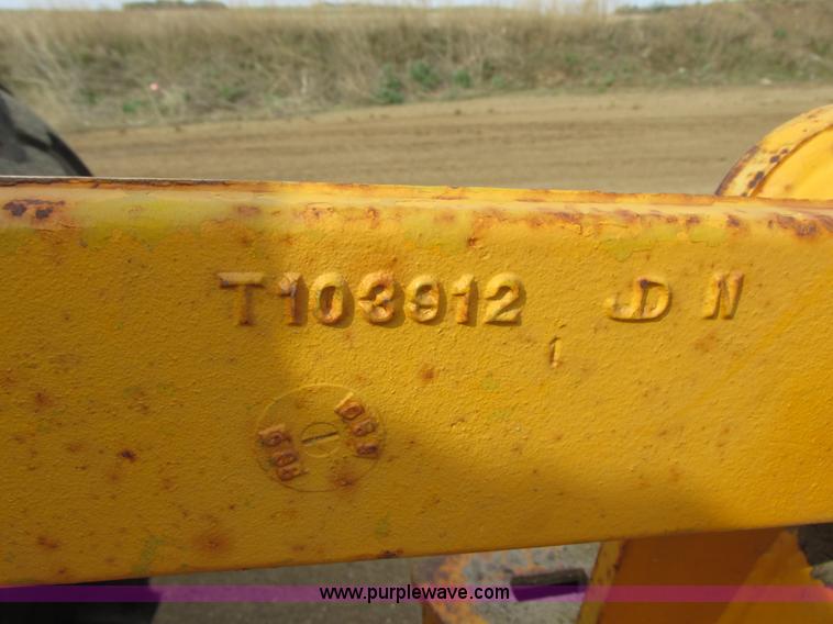 image for item I2627 1988 John Deere 770B articulated motor grader