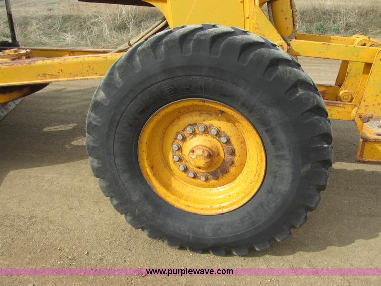 image for item I2627 1988 John Deere 770B articulated motor grader