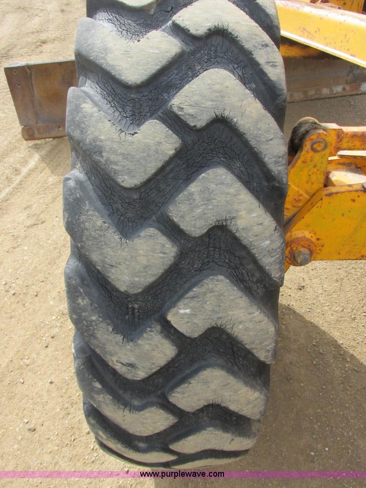 image for item I2627 1988 John Deere 770B articulated motor grader