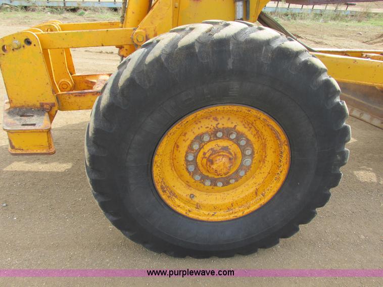 image for item I2627 1988 John Deere 770B articulated motor grader