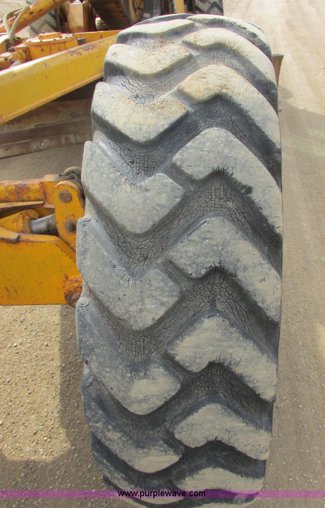 image for item I2627 1988 John Deere 770B articulated motor grader