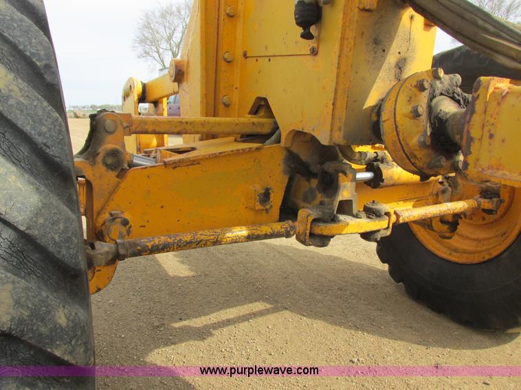 image for item I2627 1988 John Deere 770B articulated motor grader