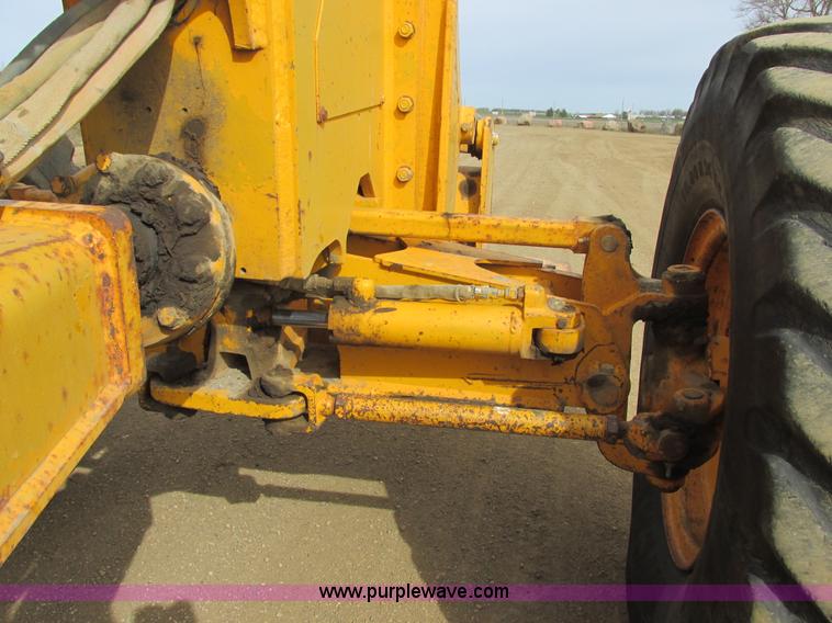 image for item I2627 1988 John Deere 770B articulated motor grader