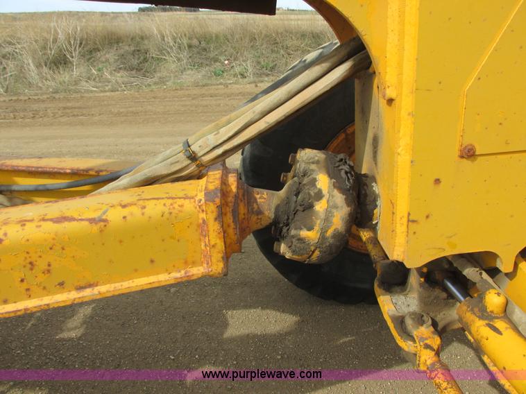 image for item I2627 1988 John Deere 770B articulated motor grader