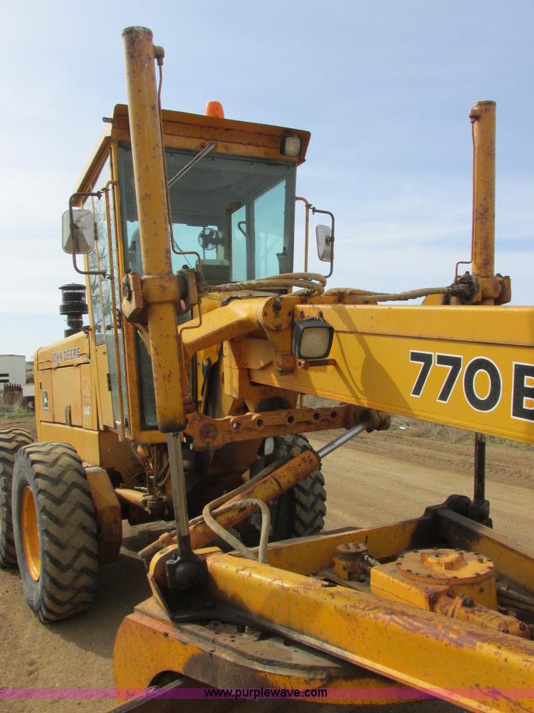 image for item I2627 1988 John Deere 770B articulated motor grader