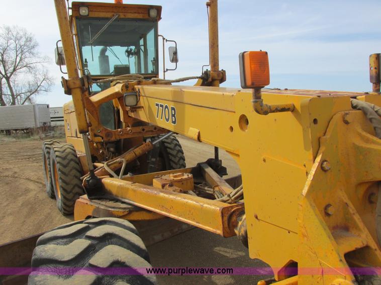 image for item I2627 1988 John Deere 770B articulated motor grader