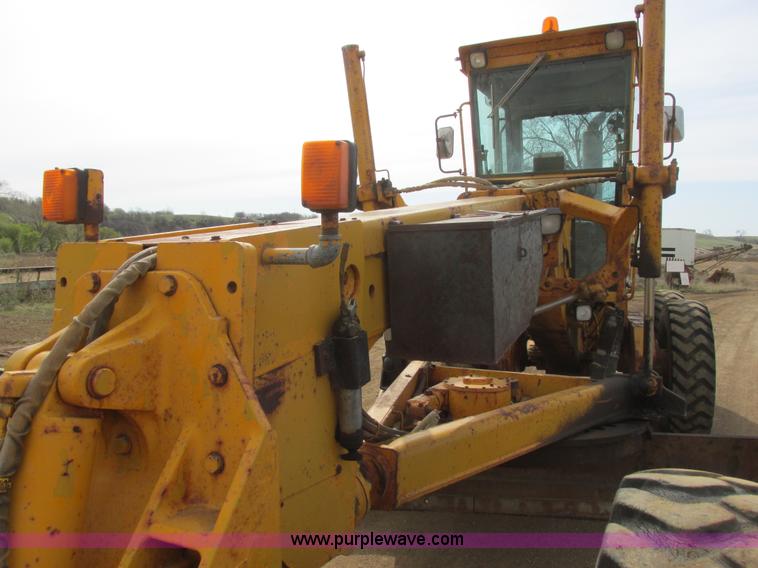 image for item I2627 1988 John Deere 770B articulated motor grader