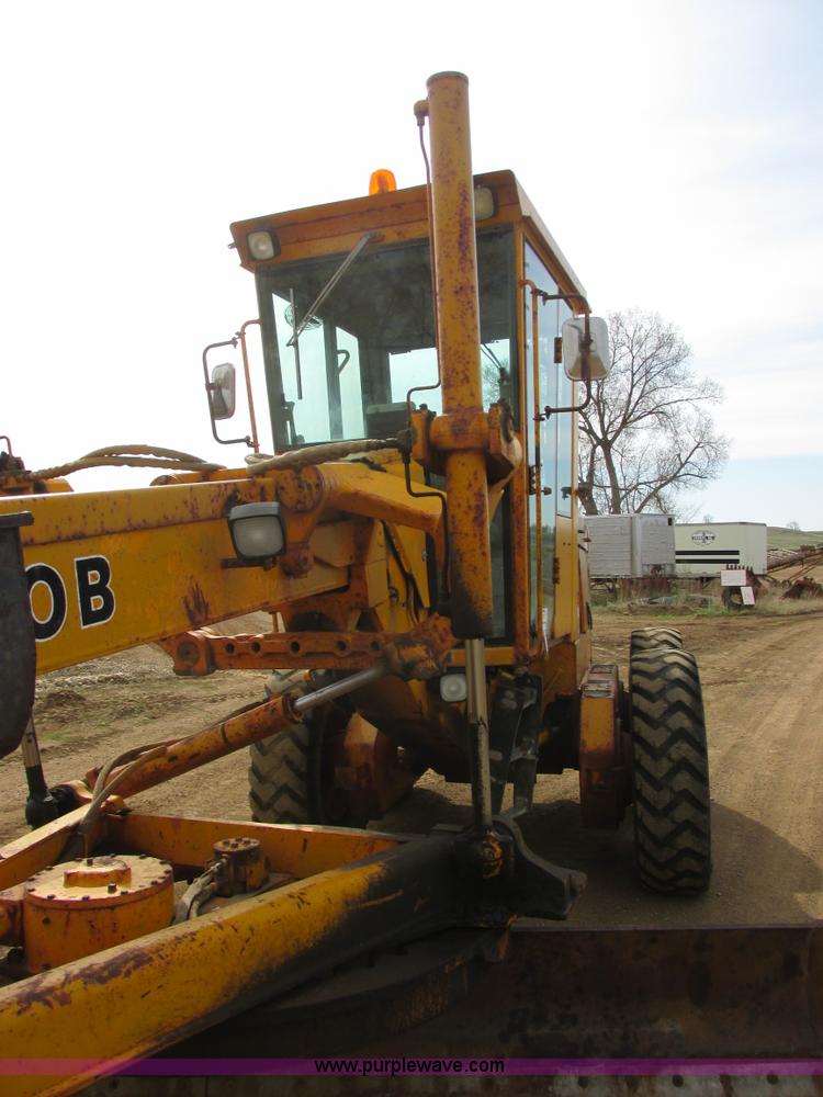 image for item I2627 1988 John Deere 770B articulated motor grader