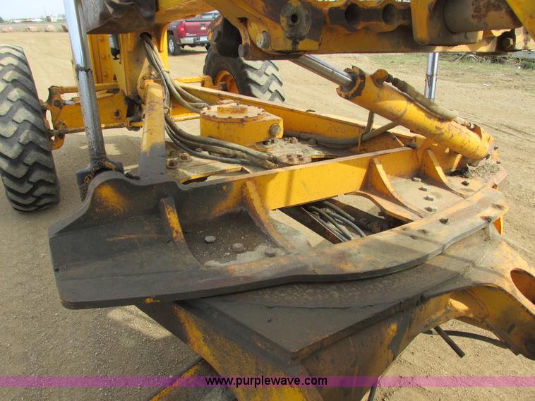 image for item I2627 1988 John Deere 770B articulated motor grader