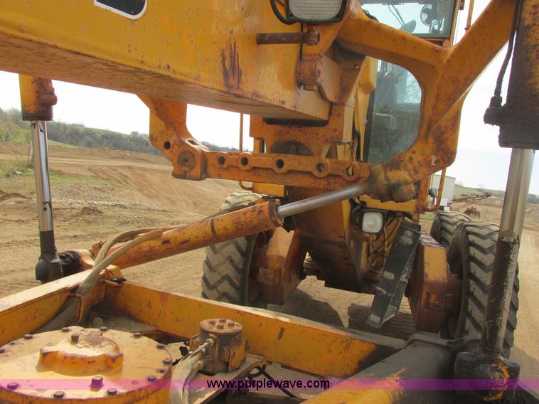 image for item I2627 1988 John Deere 770B articulated motor grader