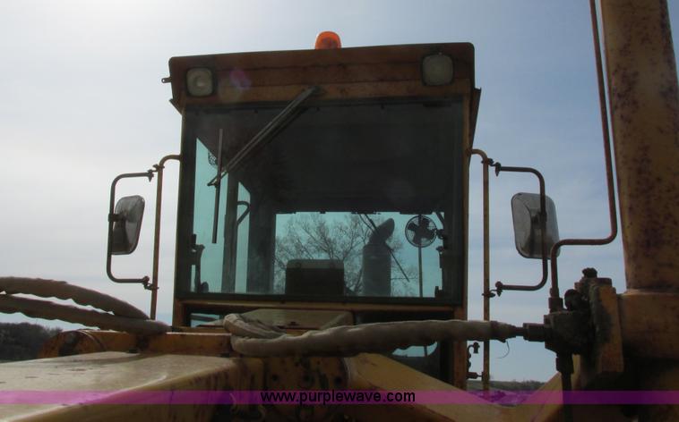 image for item I2627 1988 John Deere 770B articulated motor grader