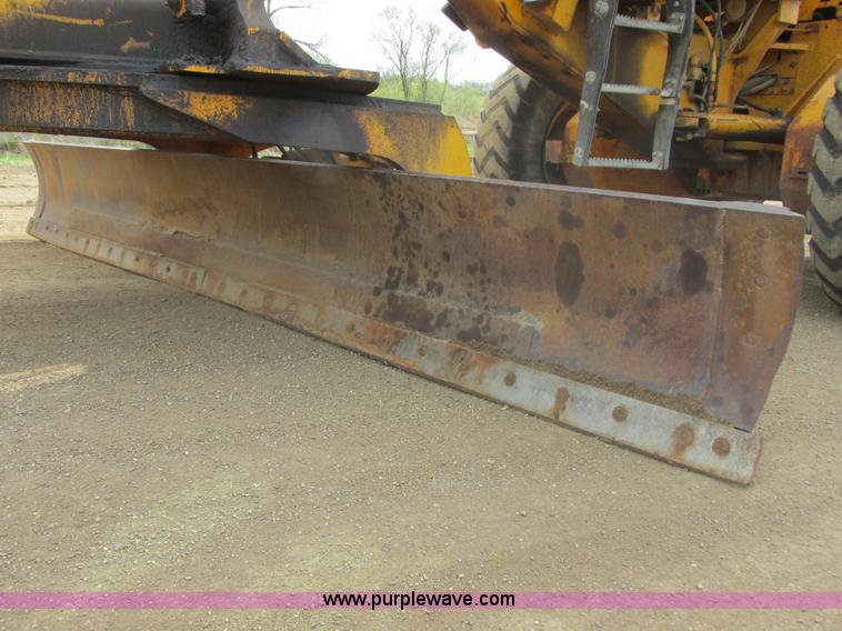 image for item I2627 1988 John Deere 770B articulated motor grader