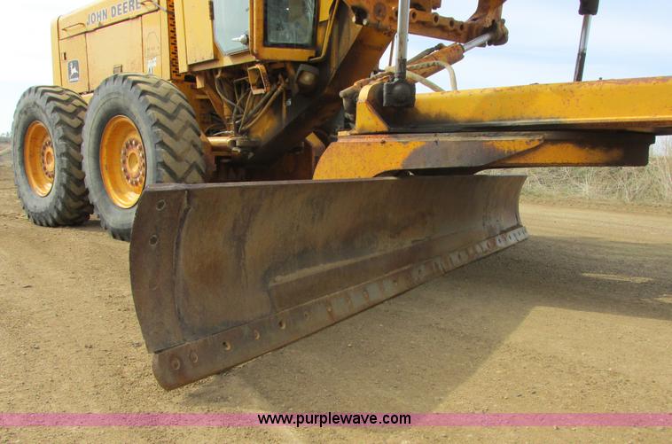 image for item I2627 1988 John Deere 770B articulated motor grader