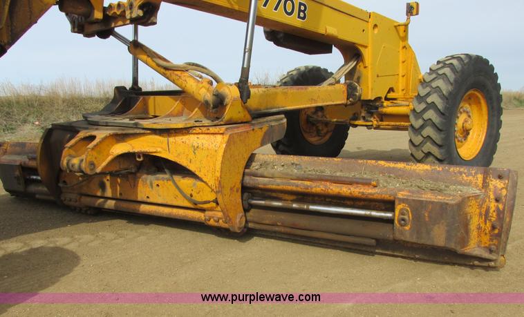 image for item I2627 1988 John Deere 770B articulated motor grader