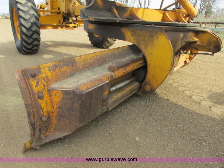 image for item I2627 1988 John Deere 770B articulated motor grader