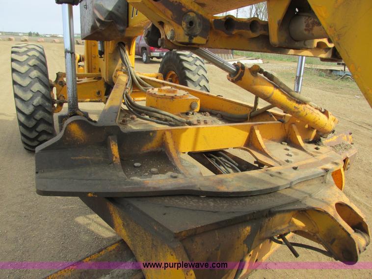 image for item I2627 1988 John Deere 770B articulated motor grader