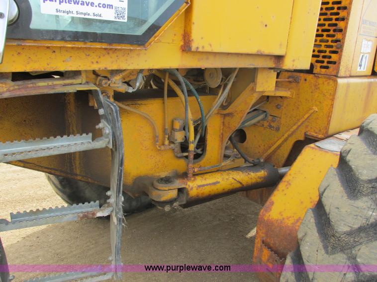 image for item I2627 1988 John Deere 770B articulated motor grader