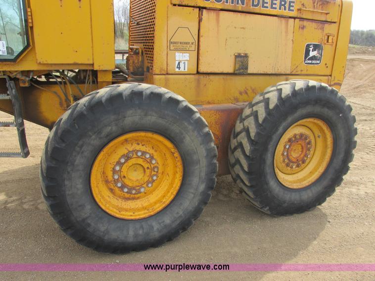 image for item I2627 1988 John Deere 770B articulated motor grader