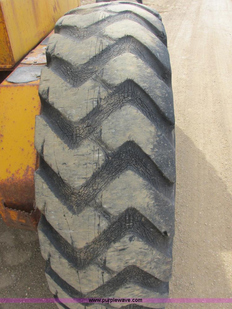 image for item I2627 1988 John Deere 770B articulated motor grader