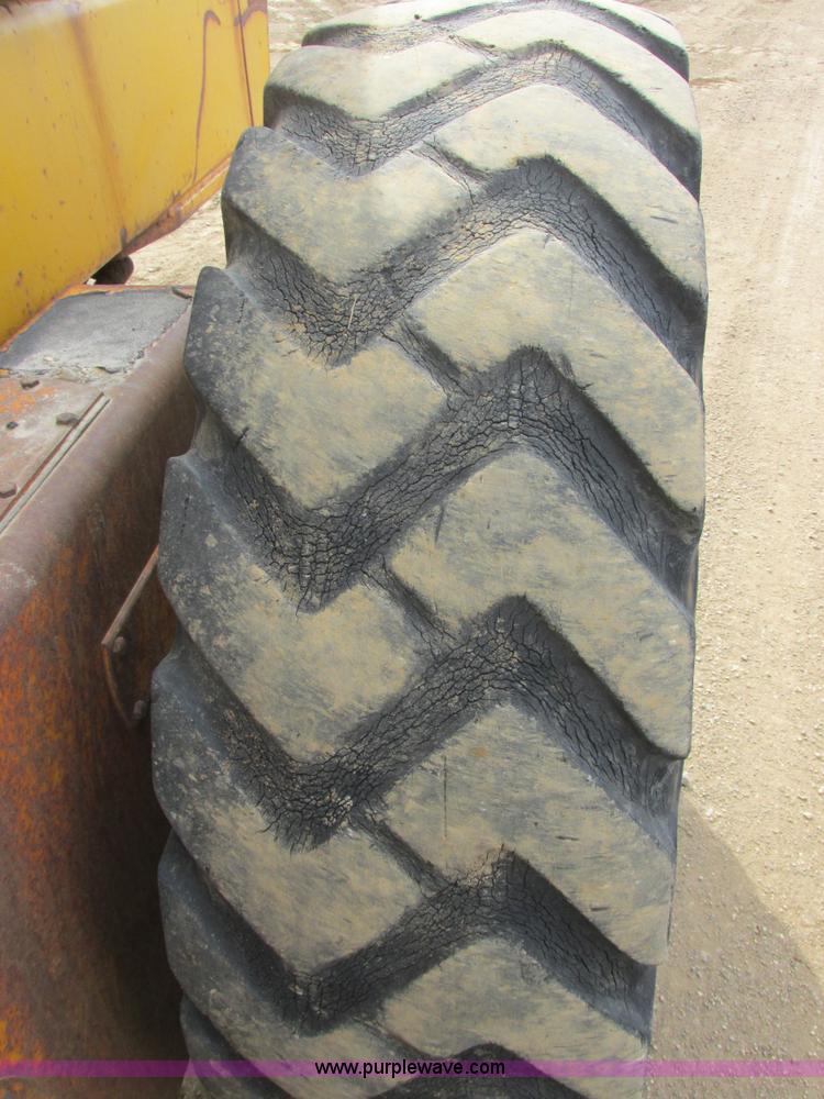 image for item I2627 1988 John Deere 770B articulated motor grader