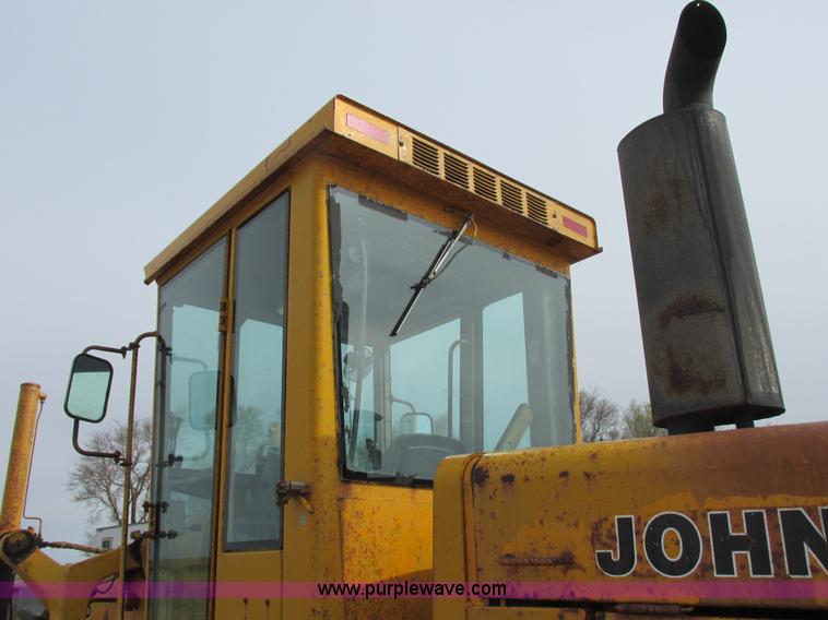image for item I2627 1988 John Deere 770B articulated motor grader
