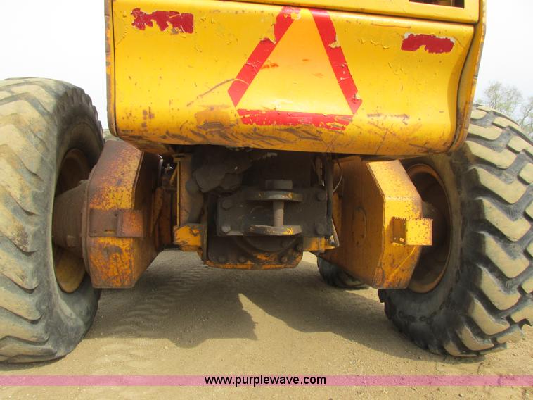 image for item I2627 1988 John Deere 770B articulated motor grader