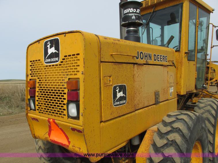 image for item I2627 1988 John Deere 770B articulated motor grader