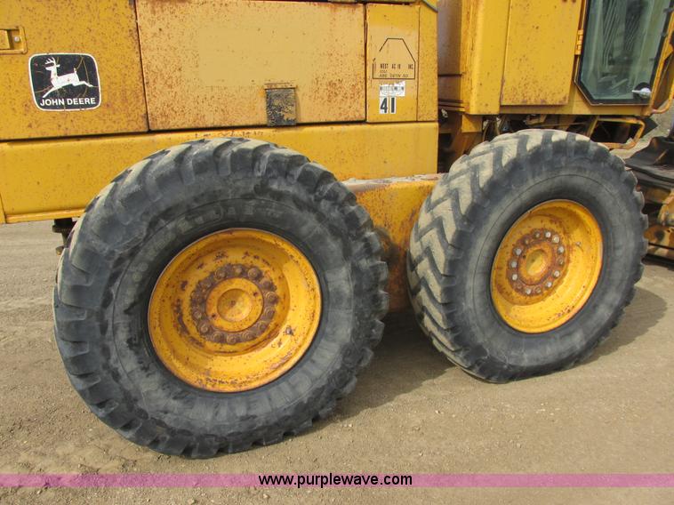 image for item I2627 1988 John Deere 770B articulated motor grader