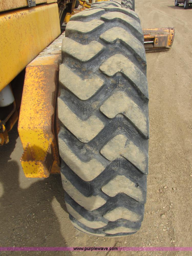 image for item I2627 1988 John Deere 770B articulated motor grader