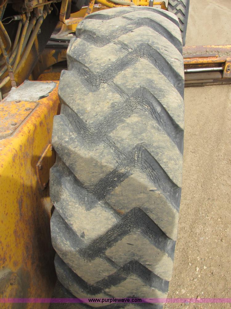 image for item I2627 1988 John Deere 770B articulated motor grader