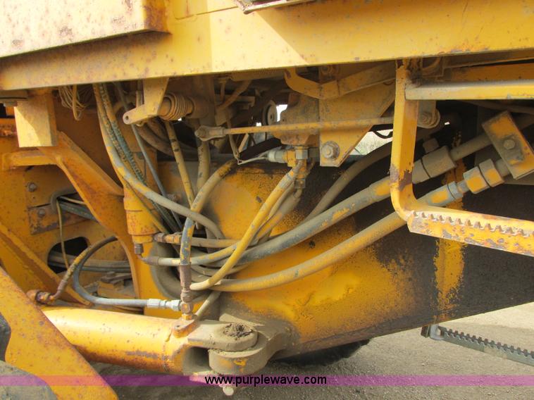 image for item I2627 1988 John Deere 770B articulated motor grader