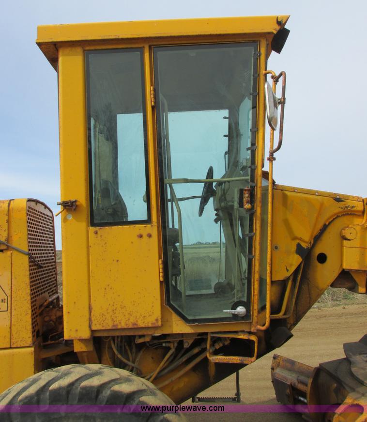 image for item I2627 1988 John Deere 770B articulated motor grader