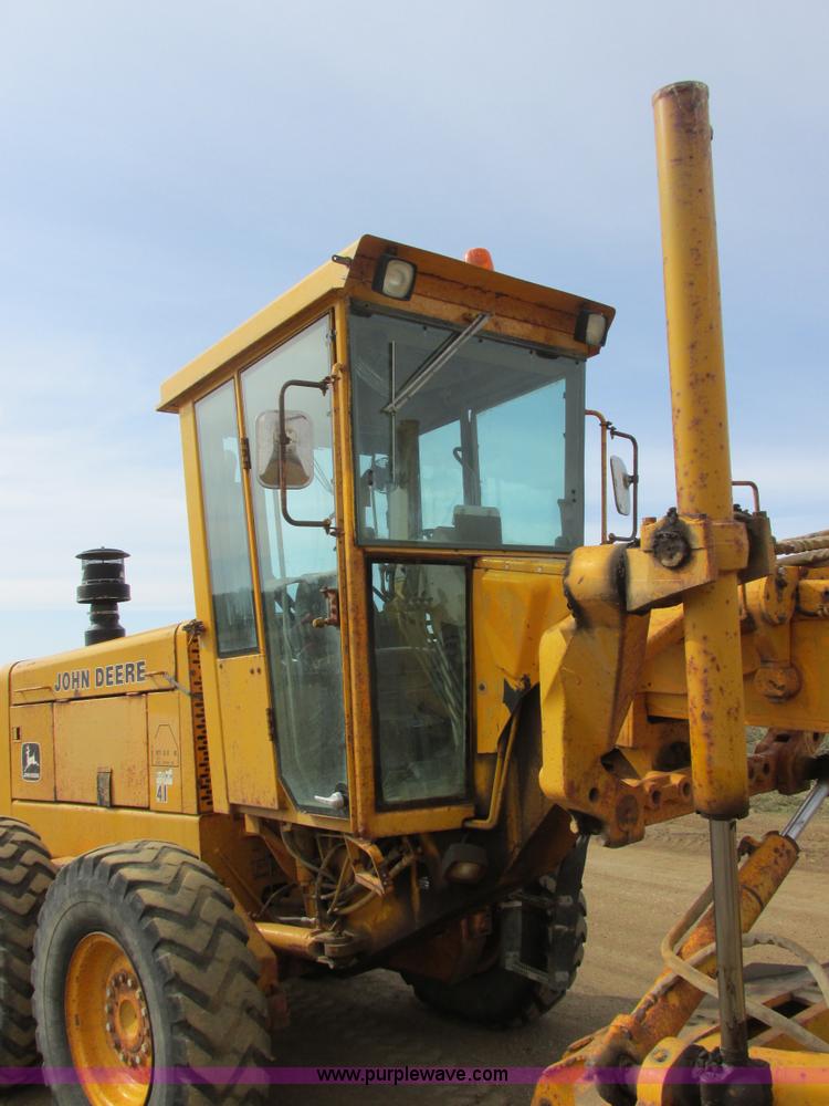 image for item I2627 1988 John Deere 770B articulated motor grader