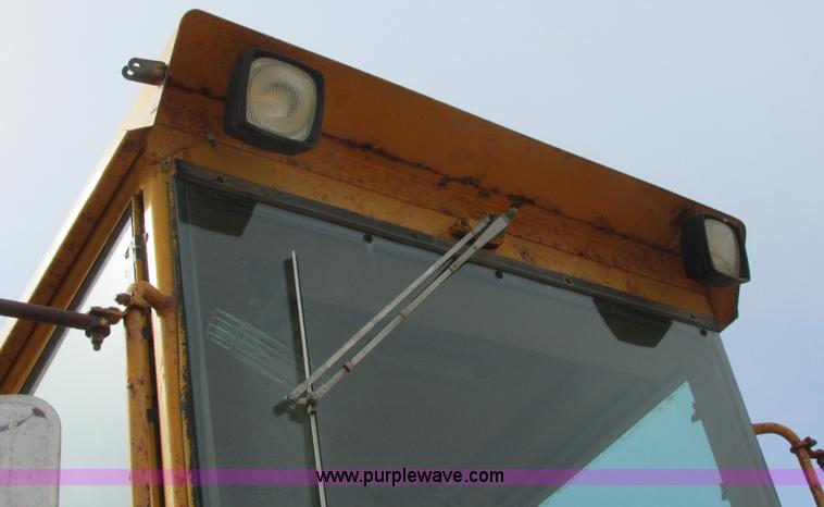 image for item I2627 1988 John Deere 770B articulated motor grader