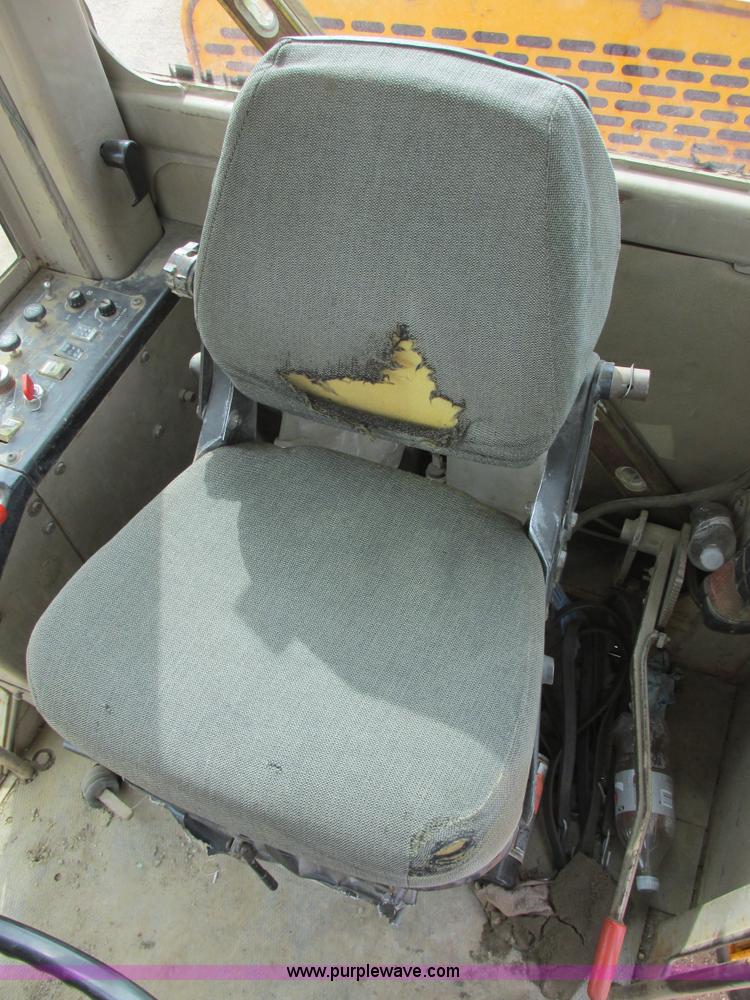 image for item I2627 1988 John Deere 770B articulated motor grader