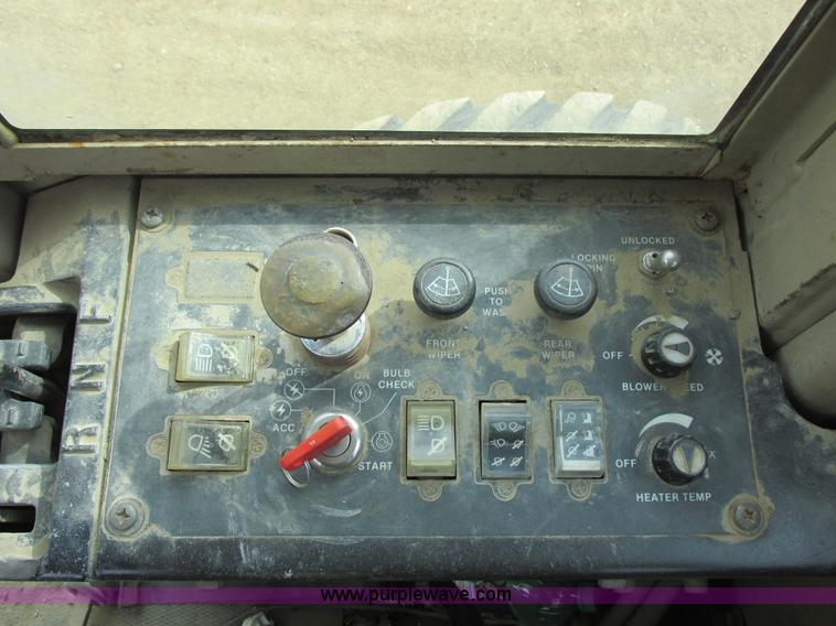 image for item I2627 1988 John Deere 770B articulated motor grader