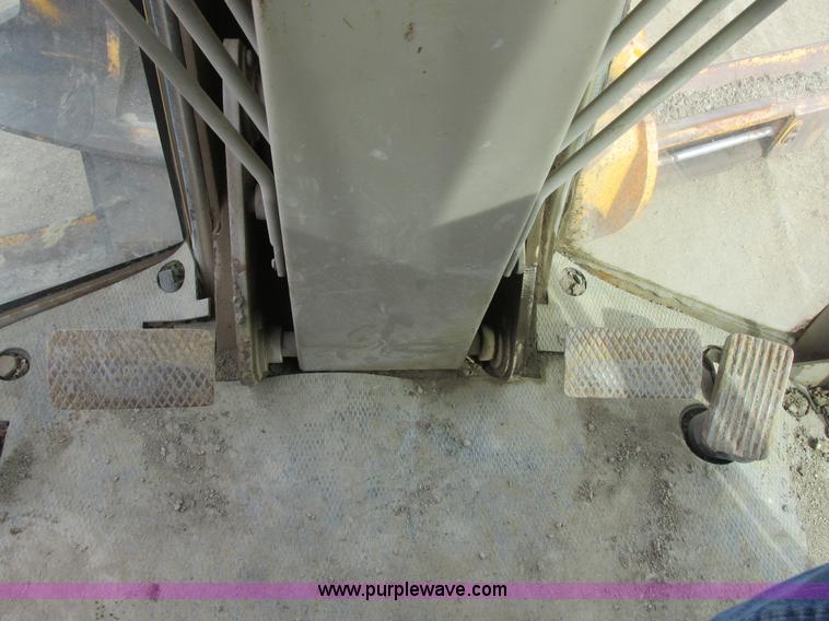 image for item I2627 1988 John Deere 770B articulated motor grader