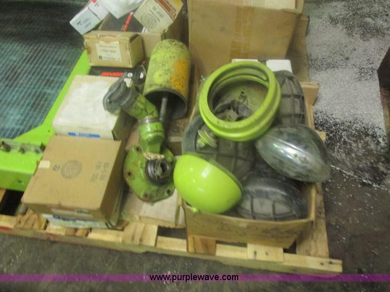 image for item I2635 Assorted Terex TS14 scraper parts