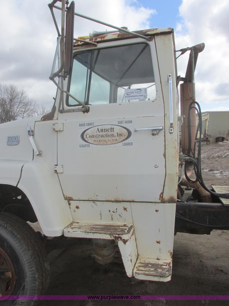 image for item I2694 1978 Ford semi truck