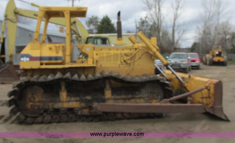 image for item I2703 1984 Komatsu D65P-8LGP dozer