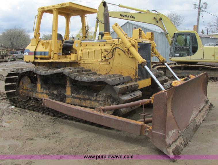image for item I2703 1984 Komatsu D65P-8LGP dozer