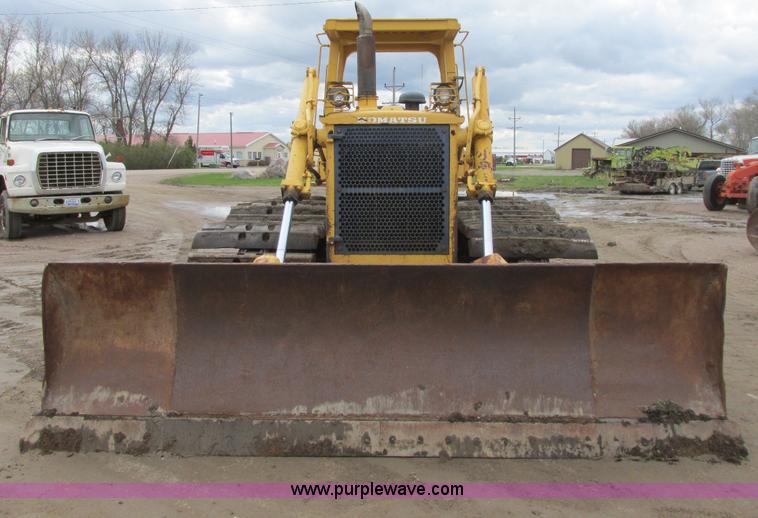 image for item I2703 1984 Komatsu D65P-8LGP dozer