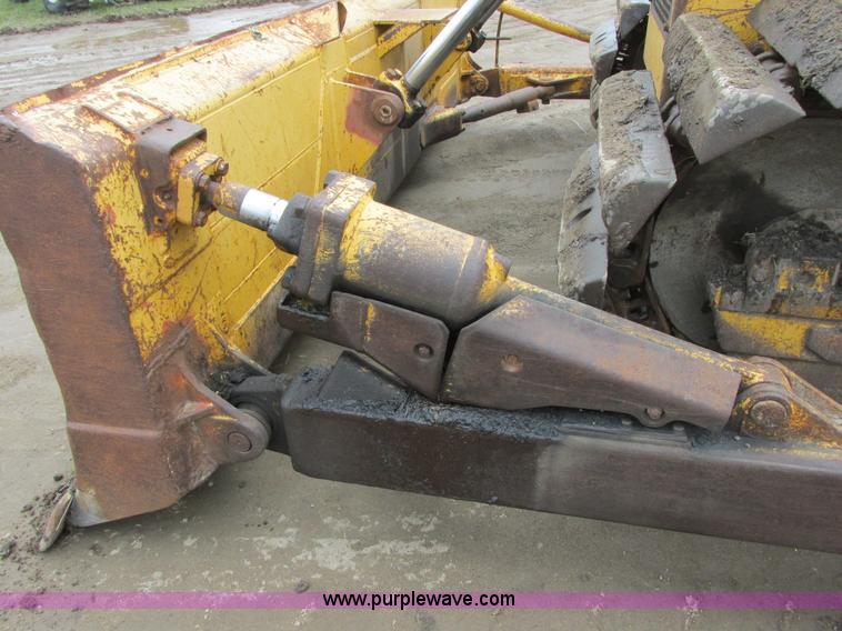 image for item I2703 1984 Komatsu D65P-8LGP dozer