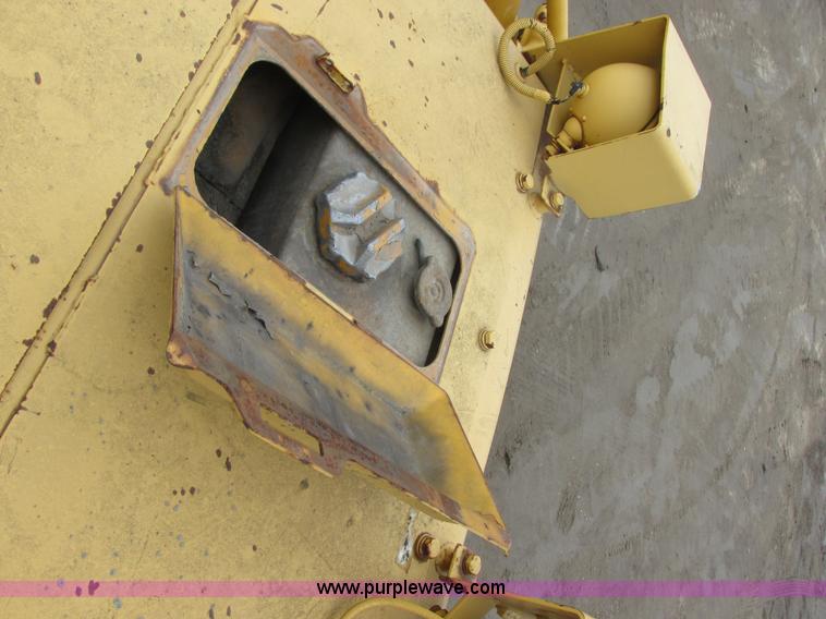 image for item I2703 1984 Komatsu D65P-8LGP dozer