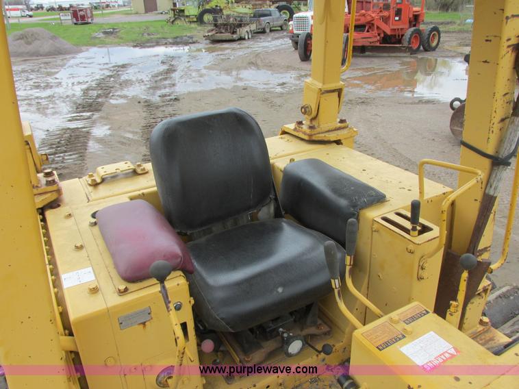 image for item I2703 1984 Komatsu D65P-8LGP dozer