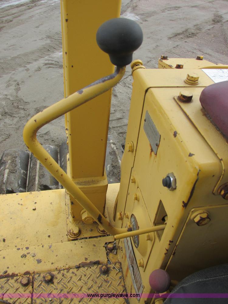 image for item I2703 1984 Komatsu D65P-8LGP dozer