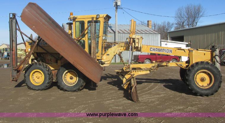 image for item I2704 1984 Champion 740B motor grader