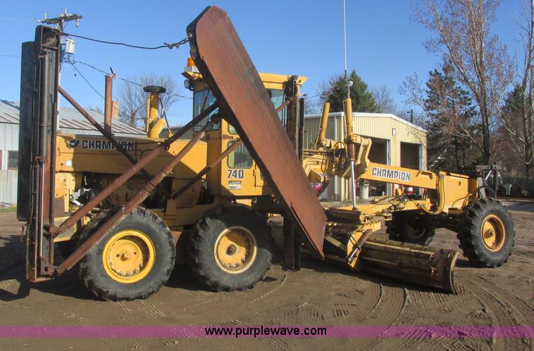 image for item I2704 1984 Champion 740B motor grader